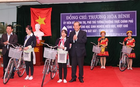 Phó Thủ tướng Thường trực trao xe đạp cho học sinh nghèo, hiếu học